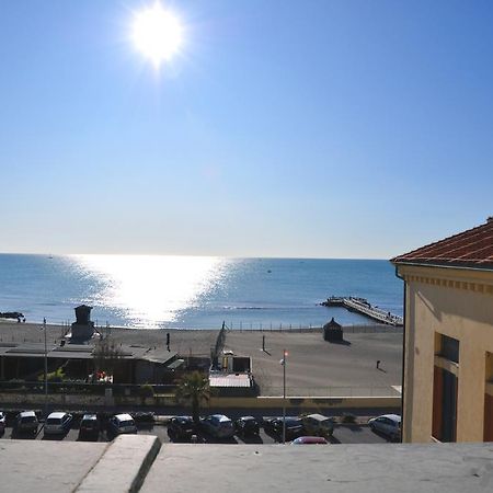 Litus Roma Hostel Lido di Ostia Luaran gambar View of the sea from the town hall