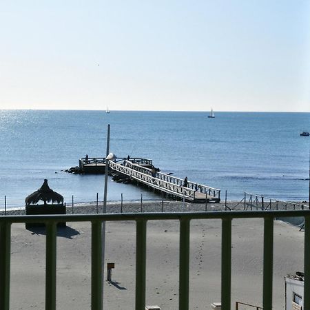 Litus Roma Hostel Lido di Ostia Luaran gambar The pier at the end of the promenade
