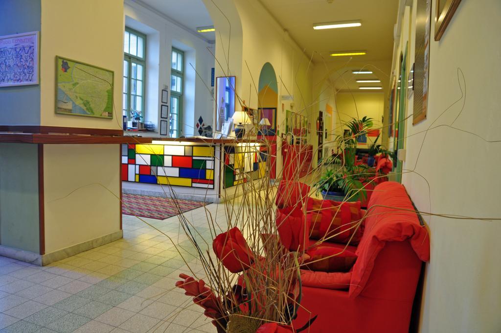 Litus Roma Hostel Lido di Ostia Luaran gambar The library