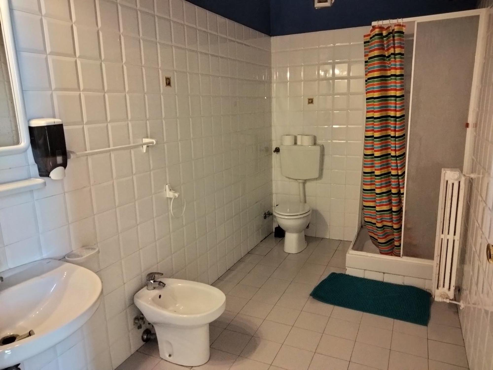 Litus Roma Hostel Lido di Ostia Luaran gambar Bathroom with shower enclosure