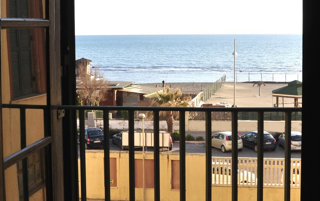 Litus Roma Hostel Lido di Ostia Luaran gambar View of the sea from a balcony in the city