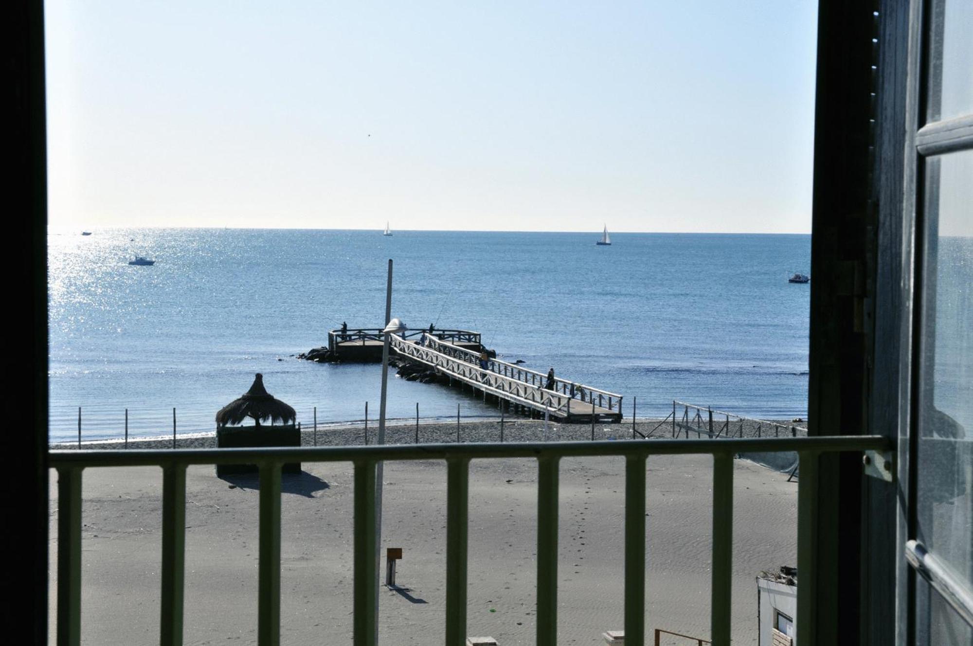 Litus Roma Hostel Lido di Ostia Luaran gambar The pier at the end of the promenade