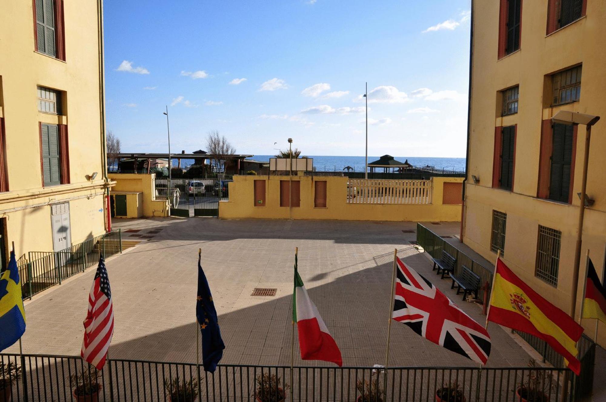Litus Roma Hostel Lido di Ostia Luaran gambar The courtyard of the International School of Rome