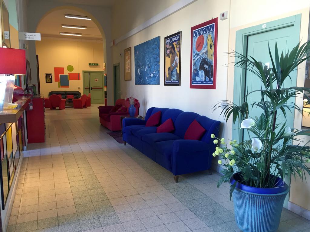 Litus Roma Hostel Lido di Ostia Luaran gambar The library