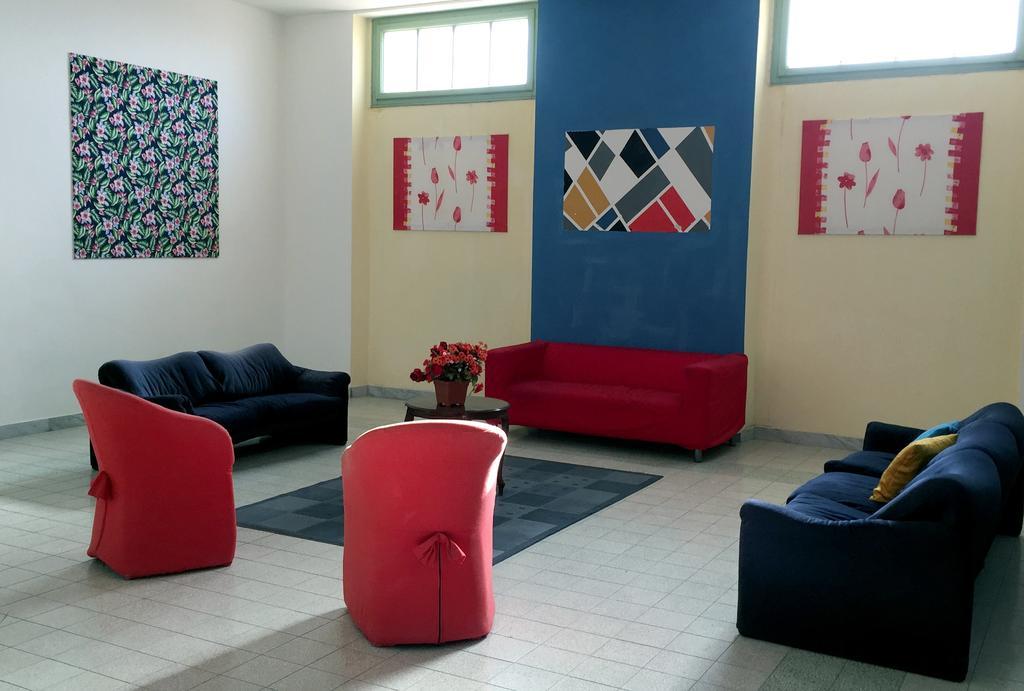 Litus Roma Hostel Lido di Ostia Luaran gambar The interior of the gallery
