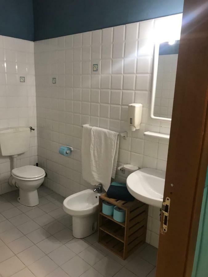Litus Roma Hostel Lido di Ostia Luaran gambar Bathroom in Italy